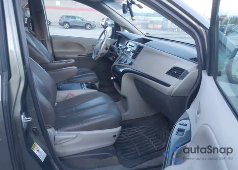 2012 Toyota Sienna Le V6 8 Passenger z USA, uszkodzony, nr VIN 5TDKK3DC1CS261146